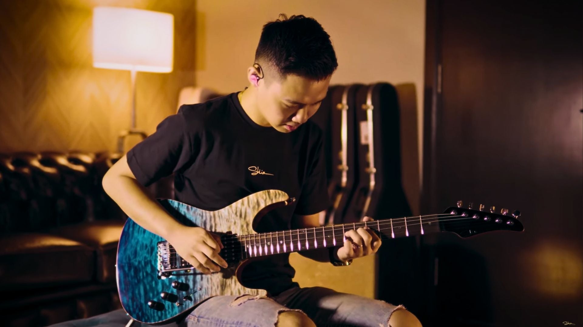 Load video: Marcus Leong Demos His Latest Shue Guitar